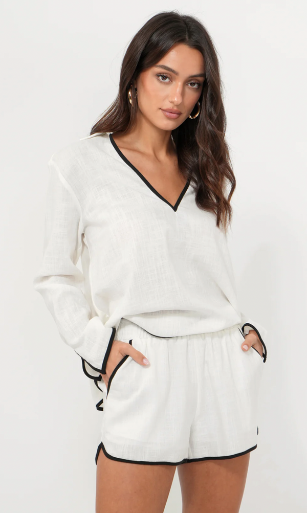 Beverly Linen Dolphin Hem Shorts